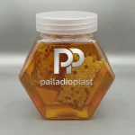 جار پلاستیکی پت 700 سی سی مدل کندو (شش ضلعی) حاوی عسل طبیعی، با درب پ پ شفاف